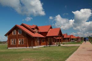 PisarovinaKrašograd的红色屋顶的大型木制房屋