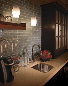 伍德伯里福克斯霍洛酒店的厨房配有水槽和带水槽的台面