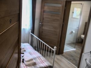 扎托尔Harmony Hostel的浴室设有木门和带毛巾的楼梯。