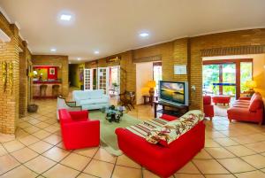 乌巴图巴Hotel Villa Di Rimini的客厅配有红色家具和平面电视