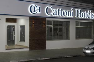 拉热斯Hoteis Cattoni的带有c钙酒店标志的建筑