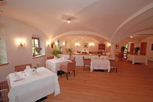埃本塞霍施特劳恩湖萨尔茨卡默古特酒店的一间设有白色桌椅的用餐室