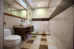 Fengping怡园度假村的浴室配有卫生间、盥洗盆和淋浴。