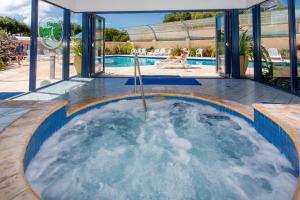 奥尔巴尼BIG4米德尔顿海滩度假公园酒店的游泳池中间的热水浴池