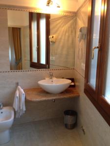 威尼斯卡黛珀罗酒店的一间带水槽和镜子的浴室