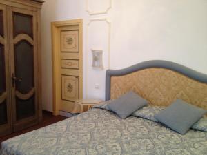 威尼斯卡黛珀罗酒店的一间卧室配有一张带两个枕头的床