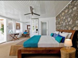 博兹布伦卡里亚贝尔 - 成人+12酒店的一间卧室配有一张带蓝色枕头的大床