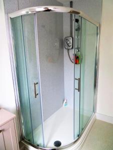 波特兰Nordor - lots of parking的浴室内带玻璃淋浴间