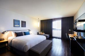 首尔GLAD Yeouido的一间设有大床和窗户的酒店客房