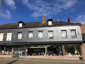 Aumalegite du moulin的砖楼前的商店,有窗户