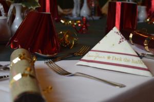阿尔斯通坎伯兰宾馆的一张桌子,上面有两个叉子和一张带餐巾的餐巾纸