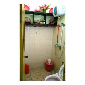 卡里乌昂阿比茫宇度假屋的带淋浴和卫生间的浴室。