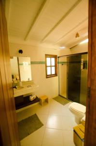 马劳Na Villa dos Algodões的带淋浴、卫生间和盥洗盆的浴室