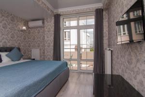 基希讷乌克拉希酒店的一间卧室设有一张床和一个大窗户