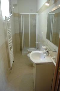 加比切马莱Residence Meeting的一间带水槽、卫生间和镜子的浴室