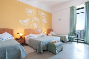 圣凯撒利亚温泉地中海大酒店的酒店客房设有两张床和一个阳台。