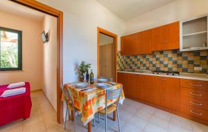 马尔萨拉利里贝奥乡村酒店的厨房配有桌椅和柜台。