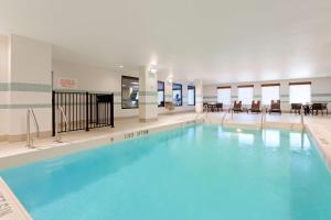 奥斯汀奥斯汀市中心凯悦嘉轩酒店的大楼内一个蓝色的大型游泳池