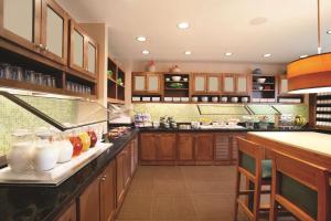 森特尼尔丹佛技术中心凯悦嘉轩酒店的一个带木制橱柜和柜台的大厨房