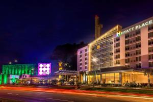 巴亚蒙巴亚蒙广场凯悦酒店的夜间带有 ⁇ 虹灯标志的酒店大楼
