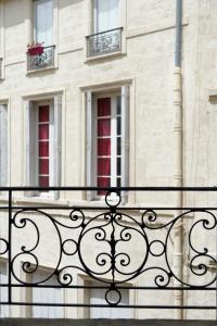 蒙彼利埃L'Argenterie, Apparts de charme climatisé parking gratuit的带阳台的建筑,设有两扇窗户