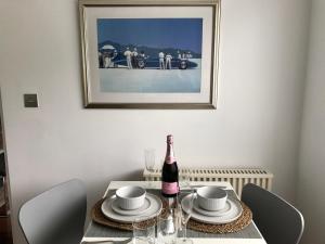 亨廷登Oak-Island Hall的餐桌和一瓶葡萄酒