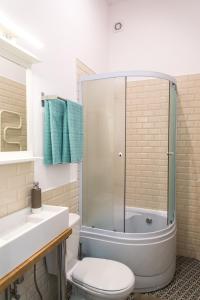 文茨皮尔斯A9A（织工9公寓）公寓的带淋浴、卫生间和盥洗盆的浴室