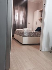 卡坦扎罗丽都Mini appartamenti a Catanzaro Lido的一间卧室,配有两张床