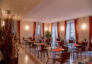 贝拉吉奥贝拉吉欧酒店的用餐室设有桌椅和窗户。