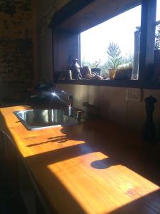圣拉斐尔Hogar de Campo的带水槽的厨房台面和窗户
