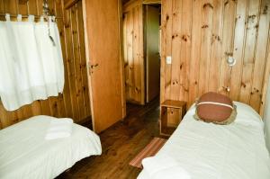 拉安戈斯图拉镇Cabañas Naxara的小木屋内一间卧室,配有两张床