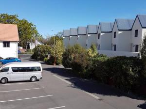基督城Bella Vista Motel & Apartments Christchurch的停在停车场的白色货车