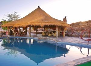 Cha-re罗斯托克丽思沙漠山林小屋的一个带游泳池的大型草屋