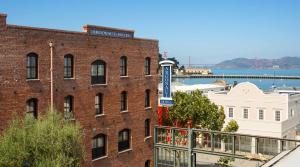 旧金山淘金酒店 - 贵族之家酒店的阳台上带有标志的红砖建筑