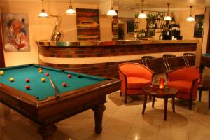 默伦大君主酒店的酒吧设有一张台球桌、椅子和柜台