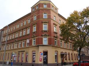 开姆尼茨Hotel Elisenhof的一座砖砌建筑,上面有塔
