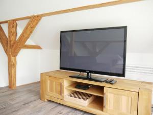 库罗阿尔滕堡Ferienhaus Am Skihang的木制橱柜顶部的平面电视
