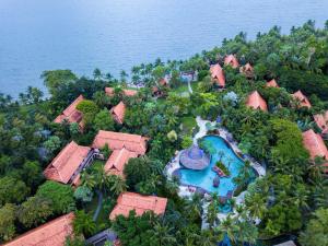 华欣华欣安纳塔拉度假酒店的享有带游泳池的度假村的空中景致