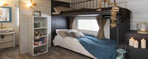 巴多利诺拉罗卡露营地的一间卧室配有双层床和水槽