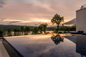 GonnesweilerSeezeitlodge Hotel & Spa的一座享有日落美景的游泳池