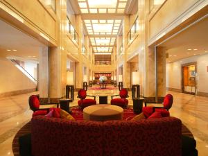 奈良奈良日航国际酒店的大堂配有沙发和桌椅