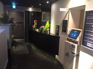 广岛Hotel PLAISIR (Adult Only)的一间花店,在房间里陈列着花