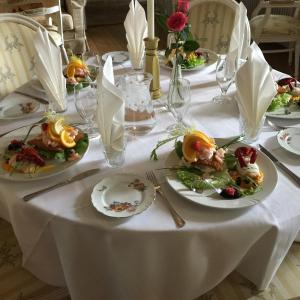 博雷里斯朗德舒洛特酒店的一张白色桌子,上面放着食物板