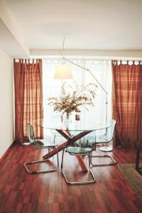 阿利坎特Apartamento céntrico, Enriqueta Ortega的一间设有玻璃桌和椅子的用餐室