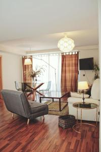 阿利坎特Apartamento céntrico, Enriqueta Ortega的客厅配有沙发和桌子