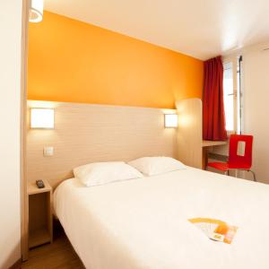 图卢兹普瑞米尔图卢兹塞奇耶尔经典酒店的酒店客房带白色的床和红色椅子