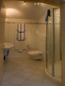 费尔兹姆斯豪罗威公寓的浴室配有卫生间、盥洗盆和淋浴。