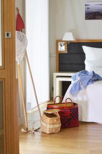 勒克鲁西克的奥欧深格兰德酒店的一间卧室配有一张床、一个篮子和一张桌子