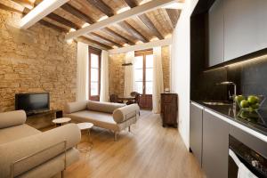 巴塞罗那Decô Apartments Barcelona-Born Apt.的客厅配有沙发和桌子