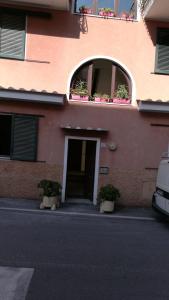 马西亚娜马里纳Appartamento Visibelli的门前有两株盆栽植物的建筑物